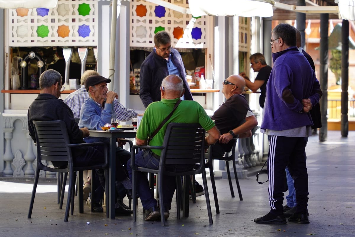Kissing, tú and talking loudly: the Costa Blanca's social codes