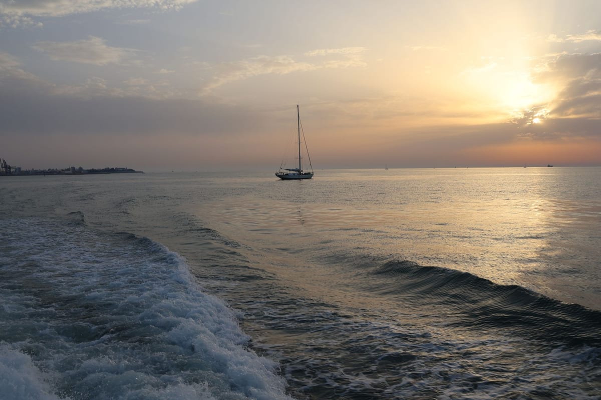 Louer un bateau au coucher du soleil sur la Costa Blanca : prix, permis, où réserver