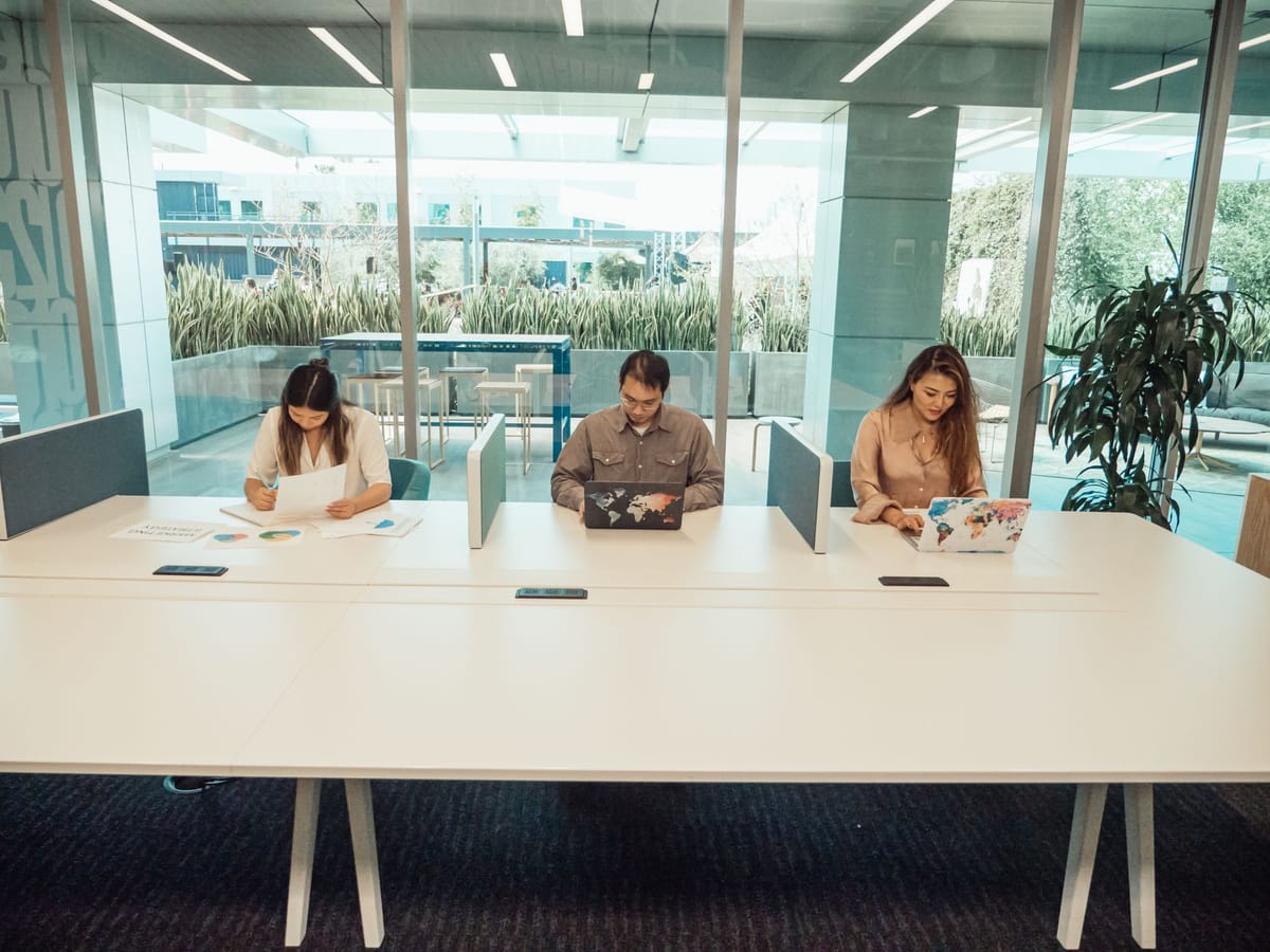 Télétravail et nomades digitaux sur la Costa Blanca : où et pourquoi on bosse à distance