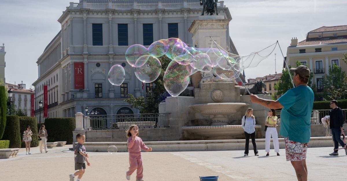 Children, noise and late nights: life outdoors on the Costa Blanca