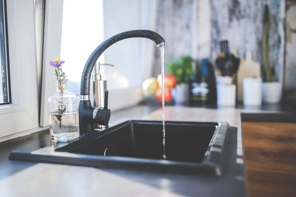 L'eau du robinet sur la Costa Blanca : calcaire, dessalement et peau