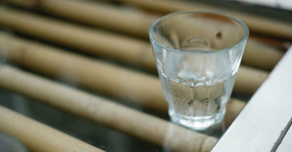 El agua del grifo en la Costa Blanca: cal, desalación y qué cambia para tu piel