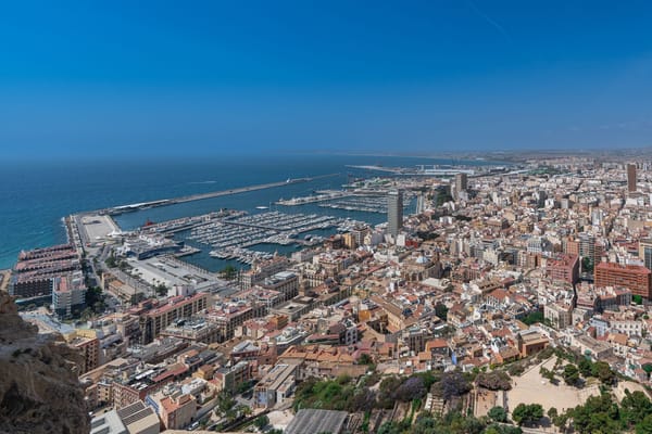 Economía y emprendimiento en la Costa Blanca: la guía del inversor y del fundador