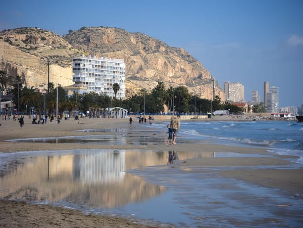 Où vivre en famille sur la Costa Blanca : proche de l'aéroport ou de l'école internationale ?