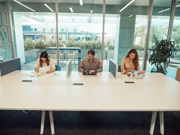 Télétravail et nomades digitaux sur la Costa Blanca : où et pourquoi on bosse à distance