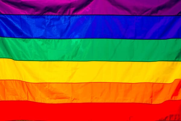 Vivre LGBTQIA+ sur la Costa Blanca : une côte qui rassure (presque) partout